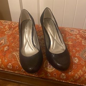 Women’s Andrew Geller black snake skin texture size 7.5 W